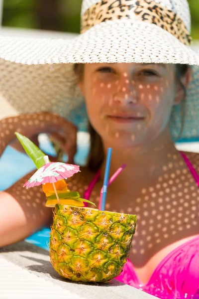 Mujer con cóctel fresco en la piscina — Foto de Stock