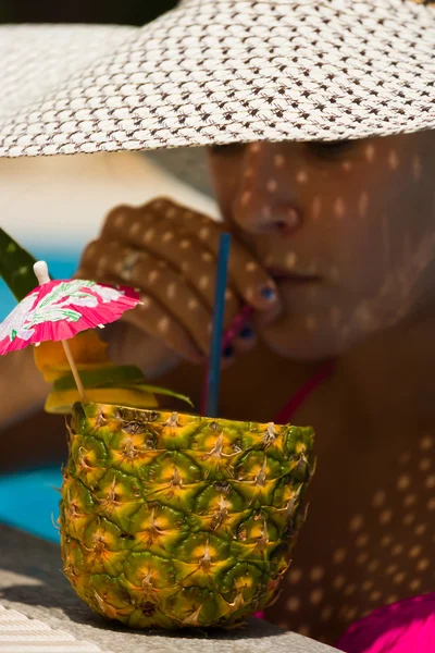 Kvinna med färska cocktail i poolen — Stockfoto