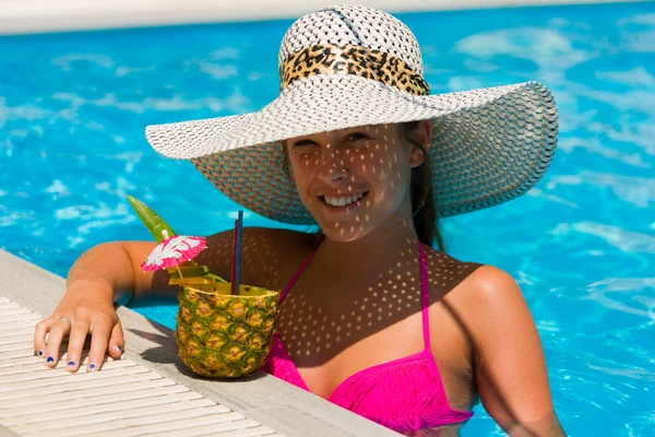 Mulher com coquetel fresco na piscina — Fotografia de Stock