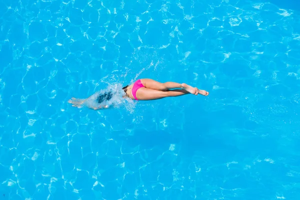 Girl diving in the swimming pool — Stock Photo, Image