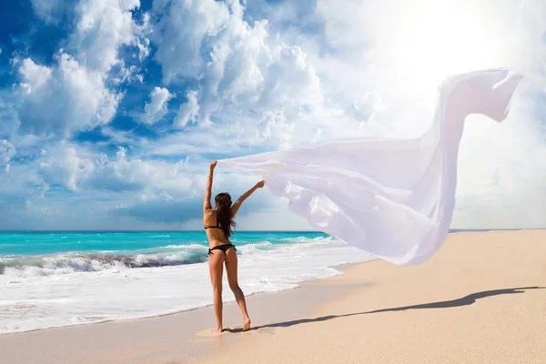 Vacker flicka med vitt tyg på stranden. — Stockfoto