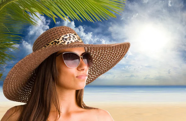 Schöne Frau am Strand. — Stockfoto