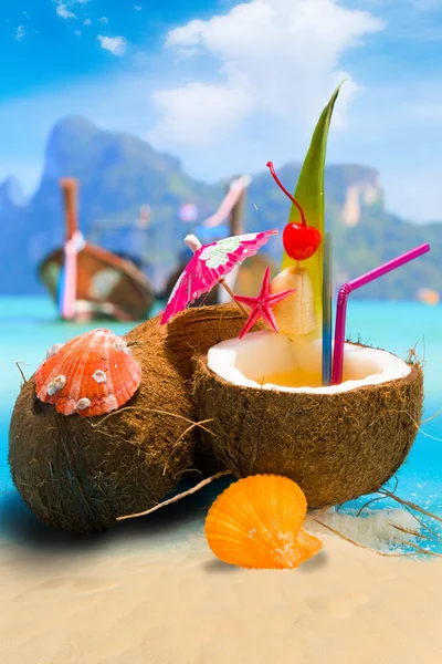 Coco en la playa en la isla Phi Phi — Foto de Stock