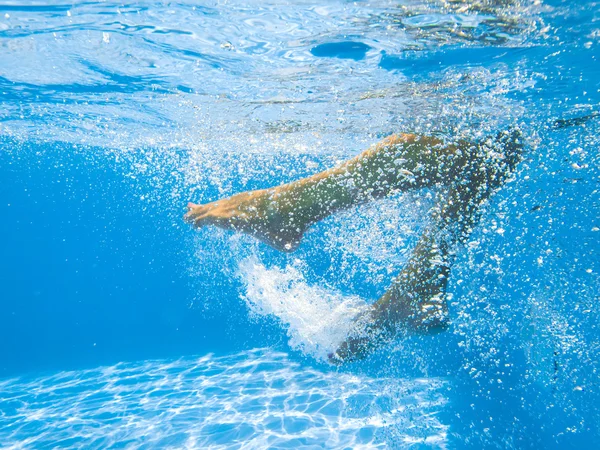 Junge Frau schwimmt ohne Wasser — Stockfoto