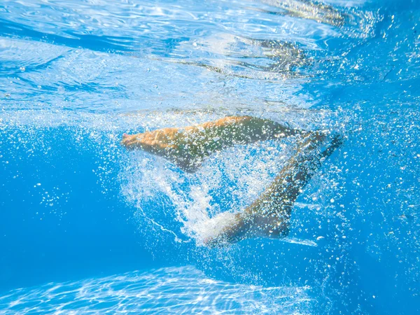 Mujer joven nadando sin agua — Foto de Stock