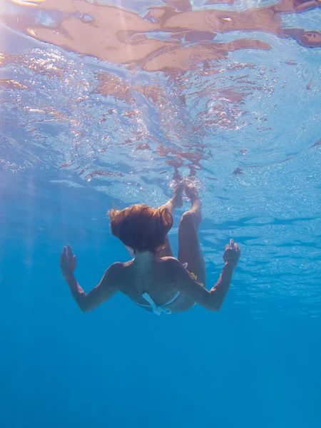 Genç kadın undewater — Stok fotoğraf