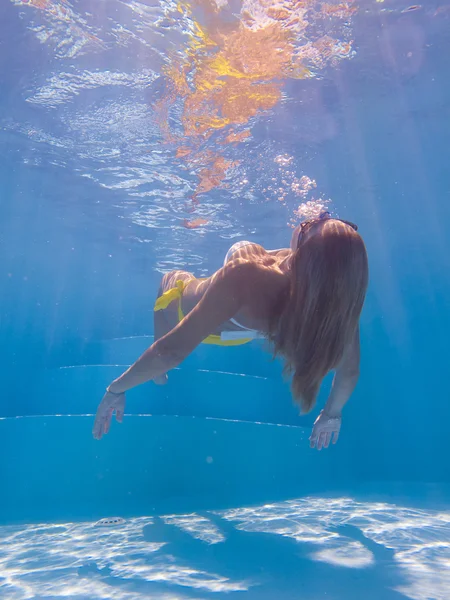 Jovem mulher subaquática — Fotografia de Stock