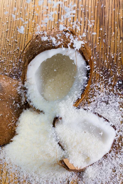 Noix de coco sur un fond en bois — Photo