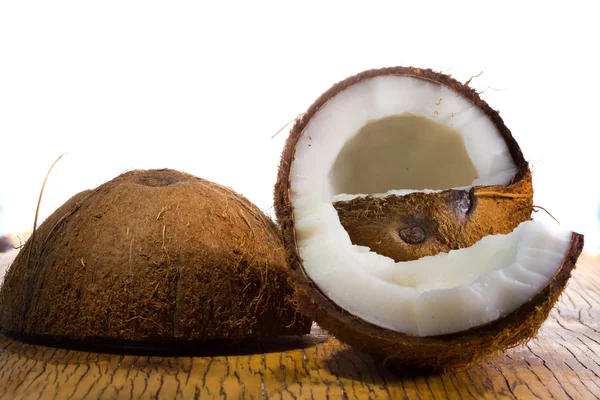 木製の背景にココナッツ — ストック写真