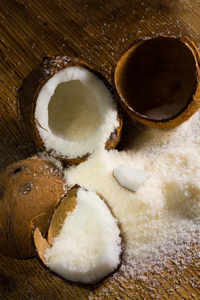 Noix de coco sur un fond en bois — Photo