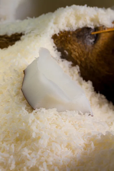 Noce di cocco su fondo di legno — Foto Stock