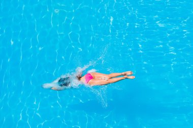 Yüzme havuzunda dalış kız