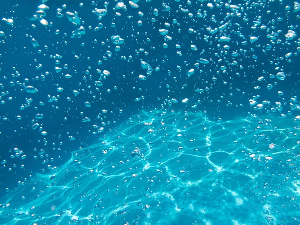 Burbujas en agua clara azul — Foto de Stock