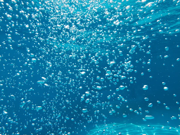Burbujas en agua clara azul — Foto de Stock