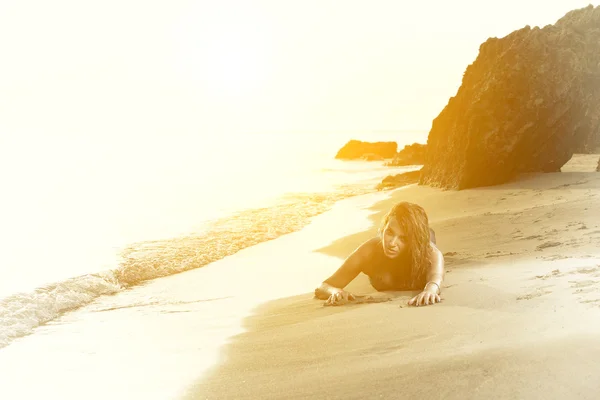 Beautiful young sexy fashion model in jeans by the sea — Stock Photo, Image