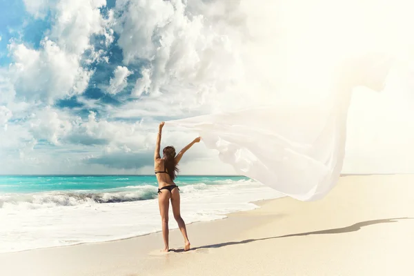Kumsalda beyaz kumaş ile güzel kız. — Stok fotoğraf
