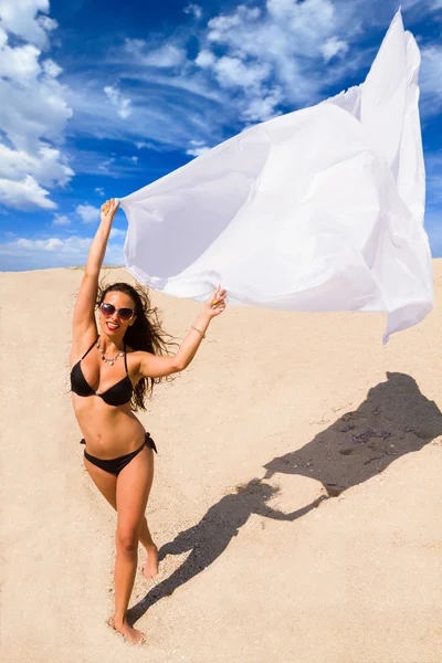 Bella ragazza con tessuto bianco sulla spiaggia . — Foto Stock