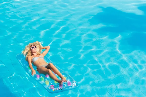 Mulher relaxante na piscina — Fotografia de Stock