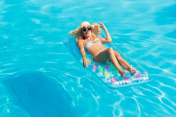 スイミング プールでリラックスした女性 — ストック写真