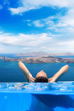 santorini manzarayı kadın