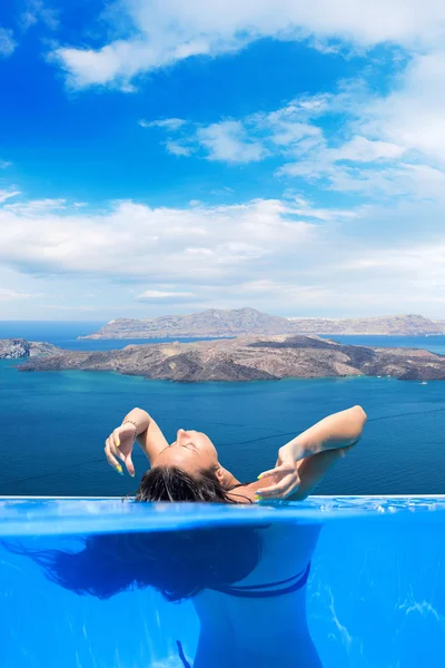 Frau genießt die Aussicht auf Santorini — Stockfoto