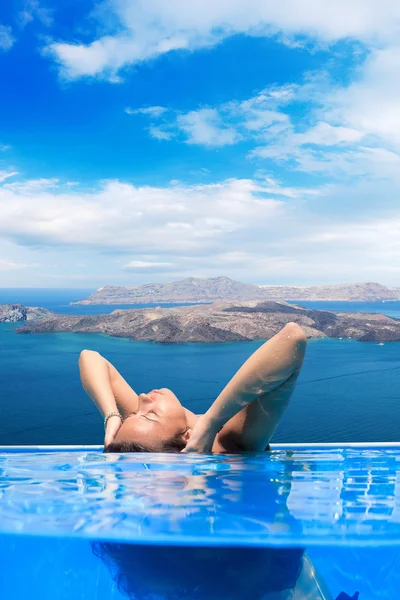 Mulher apreciando a vista de Santorini — Fotografia de Stock