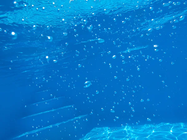 Burbujas en agua clara azul — Foto de Stock