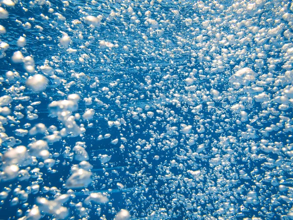 Bubbles in blue clear water — Stock Photo, Image