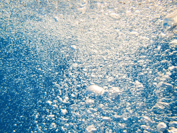 Bubbles in blue clear water — Stock Photo, Image