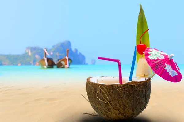 Coco na praia na ilha Phi Phi — Fotografia de Stock