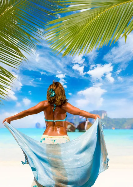 Donna con pareo sulla spiaggia — Foto Stock