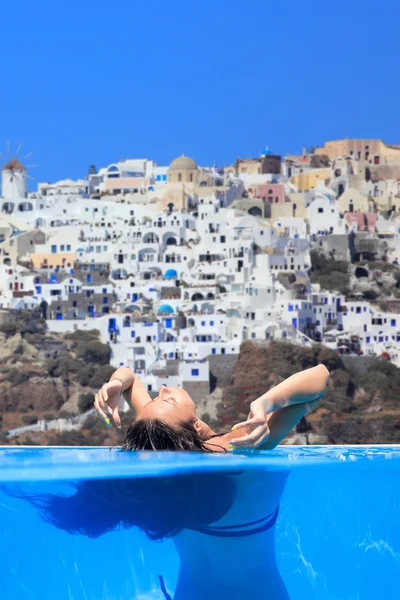 Vrouw genieten van het Uitzicht van santorini — Stockfoto