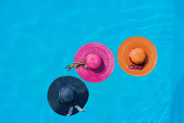 在游泳池中的三个帽子 — Stockfoto