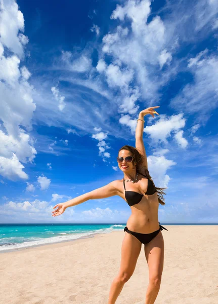 Mooi meisje met witte stof op het strand. — Stockfoto