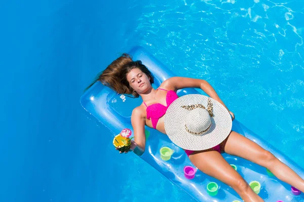 Bir kızın rahatlatıcı bir yüzme havuzunda — Stok fotoğraf