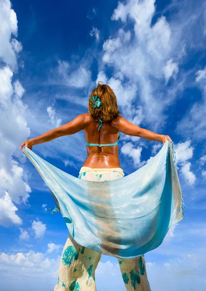 Donna in pareo sulla spiaggia — Foto Stock