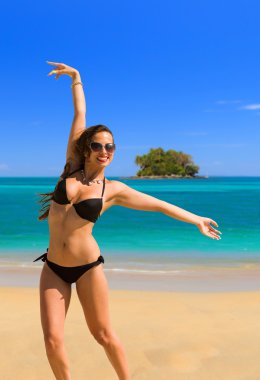 Sahilde güzel bir kadın.