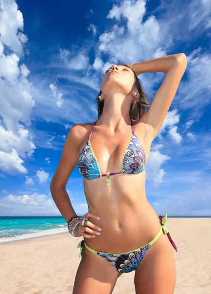 Mujer en la playa — Foto de Stock