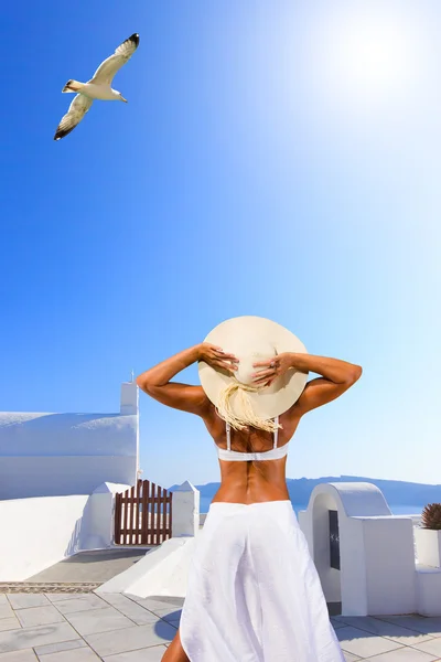 Mujer disfrutando de la vista de Santorini — Foto de Stock