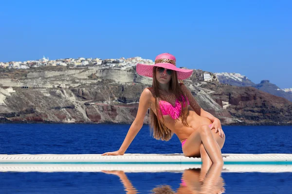 Jeune femme au bord de la piscine Grèce — Photo