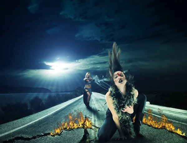 Woman is shooting into vampire's head — Stock Photo, Image