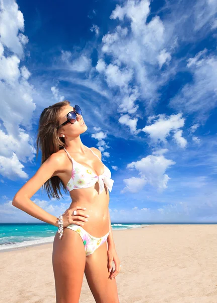 Mujer en la playa — Foto de Stock