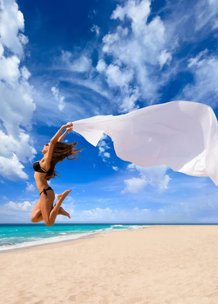 Schönes Mädchen mit weißem Stoff am Strand. — Stockfoto
