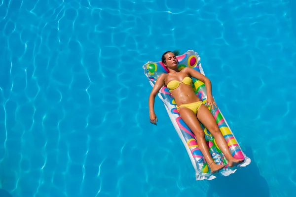 Ein Mädchen entspannt sich im Swimmingpool — Stockfoto