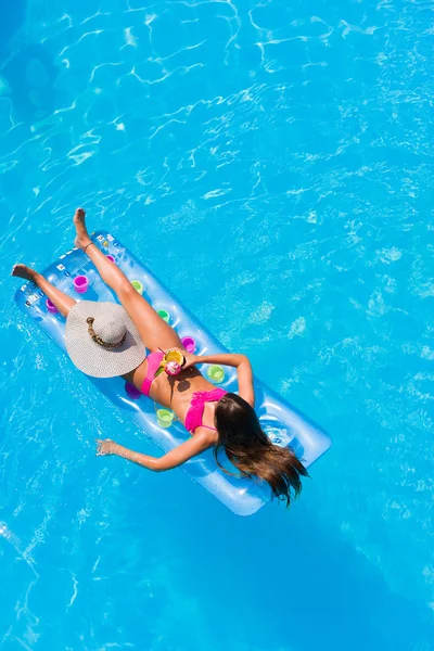 Una ragazza si rilassa in una piscina — Foto Stock