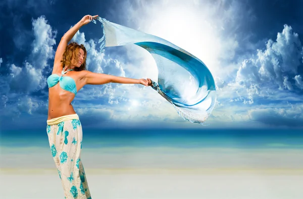 Frau mit Sarong am Strand — Stockfoto