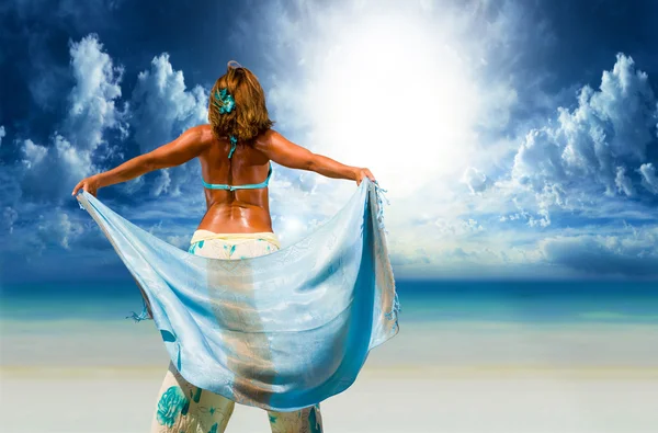 在海滩上围裙的女人 — 图库照片