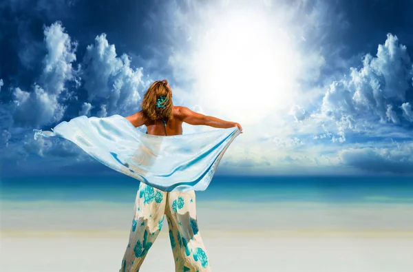 Жінка з сароном на пляжі — стокове фото