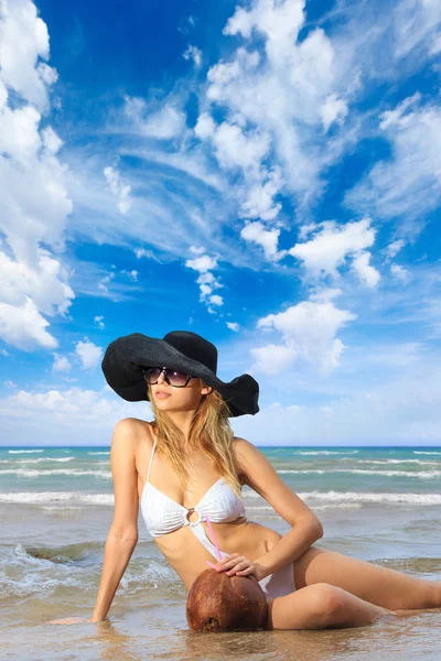 Beautiful woman on the beach. — Stock Photo, Image