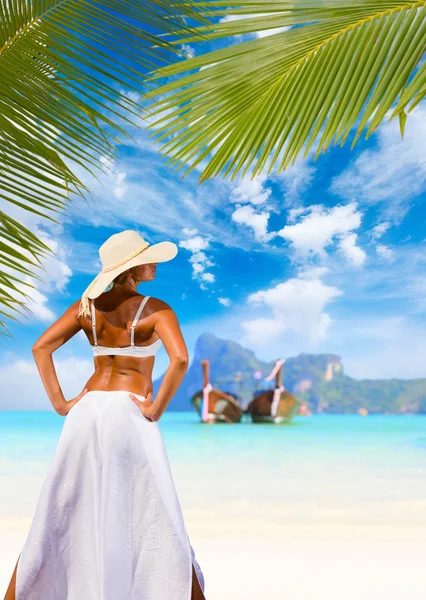 Mujer relajándose junto a la playa — Foto de Stock